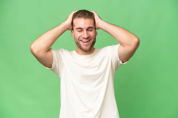 Yeşil Krom Arka Planda Izole Edilmiş Yakışıklı Beyaz Adam Gülüyor — Stok fotoğraf