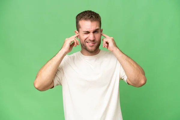 Mladý Pohledný Běloch Izolovaný Zeleném Chroma Pozadí Frustrovaný Zakrývající Uši — Stock fotografie