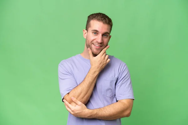 Jonge Knappe Blanke Man Geïsoleerd Groene Chroma Achtergrond Gelukkig Glimlachend — Stockfoto