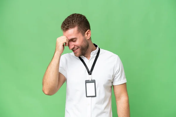 Jonge Blanke Man Met Kaart Geïsoleerd Groene Chroma Achtergrond Lachen — Stockfoto