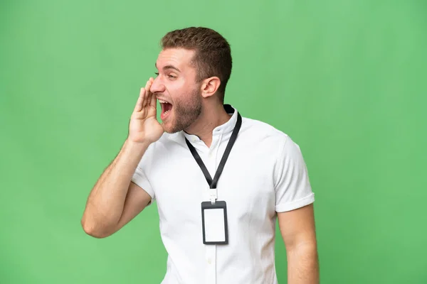 Young Caucasian Man Card Isolated Green Chroma Background Shouting Mouth — Stock Photo, Image