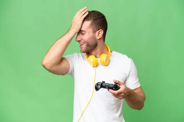 Ung Stilig Man Som Leker Med Ett Videospel Controller Isolerad — Stockfoto