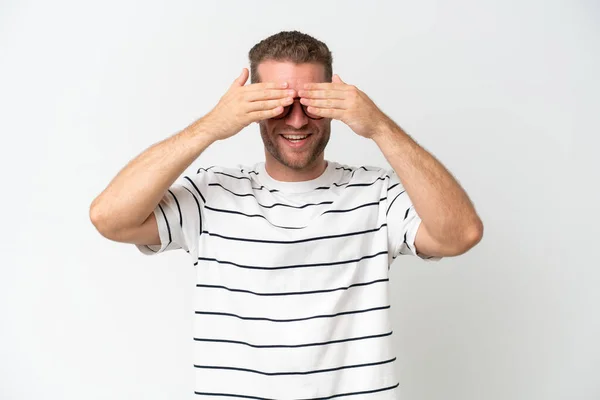 Νεαρός Όμορφος Καυκάσιος Άνδρας Απομονωμένος Λευκό Φόντο Που Καλύπτει Μάτια — Φωτογραφία Αρχείου