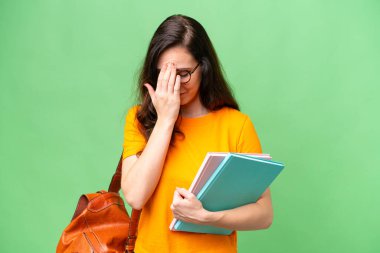 Kafkas kökenli genç bir kadın yorgun ve hasta bir ifadeyle izole edilmiş.