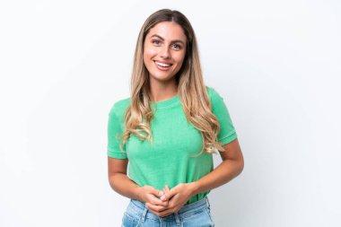 Genç Uruguaylı kadın beyaz arka planda yalnız gülüyor.