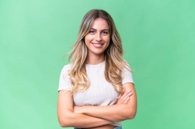 Genç Uruguaylı kadın, izole edilmiş arka planda kollarını ön cephede çapraz tutuyor.