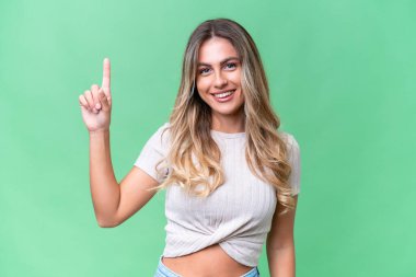 Genç Uruguaylı kadın izole edilmiş arka planda harika bir fikre işaret ediyor.