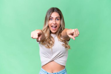 Genç Uruguaylı kadın tecrit edilmiş geçmişine şaşırmış ve ön tarafı işaret ediyor.