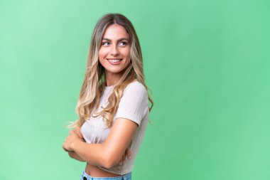 Genç Uruguaylı kadın kolları bağlı ve mutlu bir şekilde izole edilmiş.