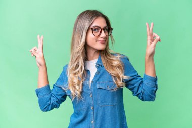 Genç Uruguaylı kadın iki eliyle zafer işareti gösteriyor.