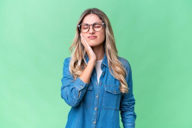 Genç Uruguaylı kadın izole edilmiş, diş ağrısı var.