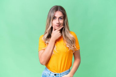 Genç Uruguaylı kadın soyutlanmış geçmişi düşünüyor.