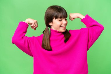 Tecrit edilmiş küçük beyaz kız güçlü bir jest yapıyor.