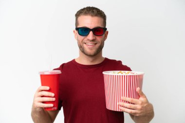 Beyaz arka planda izole edilmiş patlamış mısır ve soda tutan genç beyaz bir adam.