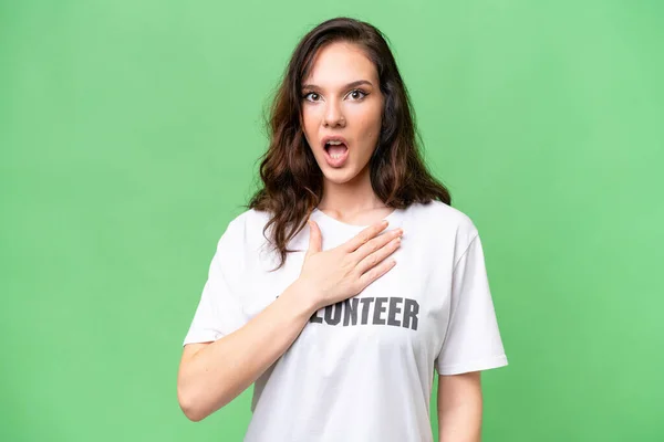 Joven Voluntaria Caucásica Mujer Sobre Aislado Fondo Sorprendido Sorprendido Mientras —  Fotos de Stock