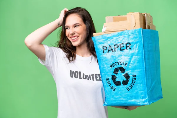 Młoda Kaukaska Kobieta Trzymająca Worek Papierem Recyklingu Odizolowanym Tle Zdała — Zdjęcie stockowe