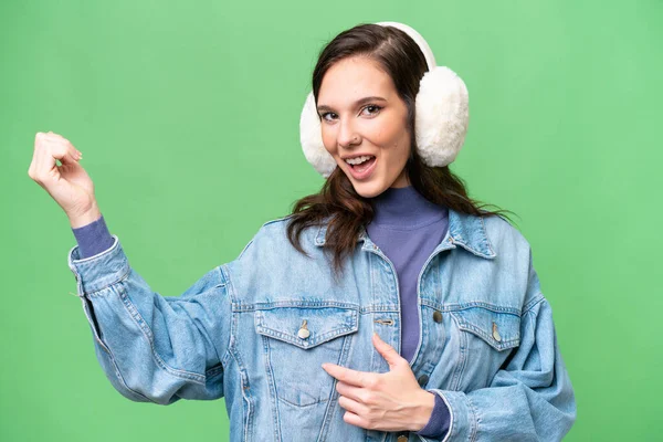 Νεαρή Καυκάσια Γυναίκα Που Φοράει Χειμωνιάτικες Μανσέτες Απομονωμένο Φόντο Κάνοντας — Φωτογραφία Αρχείου