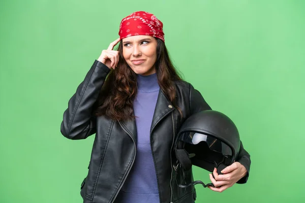 若いですCaucasian女性とともにオートバイヘルメット上の隔離された背景を持っている疑問と思考 — ストック写真