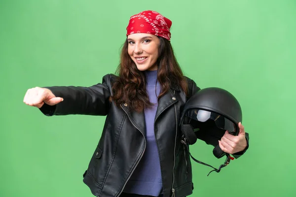 若いですCaucasian女性とともにオートバイヘルメット上の隔離された背景与えますA親指アップジェスチャー — ストック写真