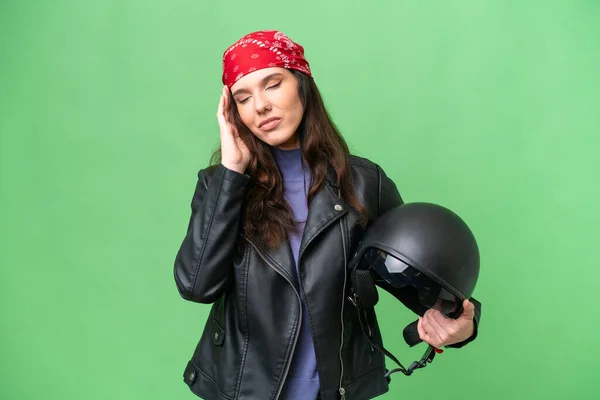 若いですCaucasian女性とともにオートバイヘルメット上の隔離された背景とともに頭痛 — ストック写真