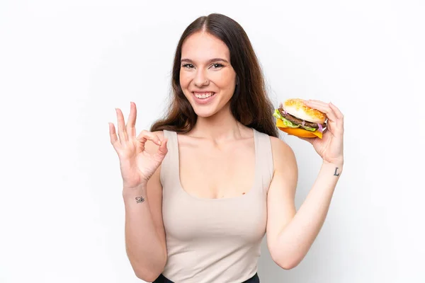 Молода Біла Жінка Тримає Бургер Ізольовано Білому Тлі Показуючи Знак — стокове фото