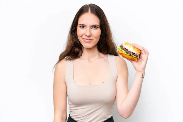 Joven Mujer Caucásica Sosteniendo Una Hamburguesa Aislada Sobre Fondo Blanco — Foto de Stock