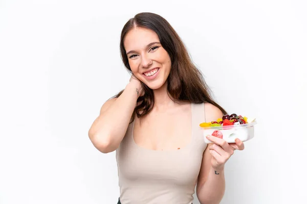 Młoda Biała Kobieta Trzyma Miskę Owoców Białym Tle Śmiejąc Się — Zdjęcie stockowe