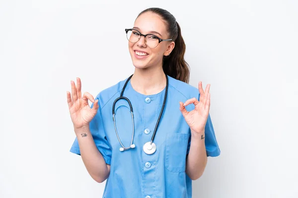 若いですCaucasian外科医の女性は指でOkサインを示す白い背景に隔離 — ストック写真