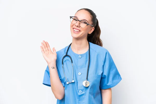 Jonge Blanke Chirurg Arts Vrouw Geïsoleerd Witte Achtergrond Salueren Met — Stockfoto