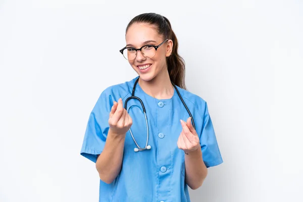 Νεαρή Καυκάσια Χειρουργός Γιατρός Γυναίκα Απομονωμένη Λευκό Φόντο Κάνοντας Χειρονομία — Φωτογραφία Αρχείου