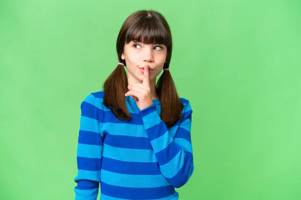 小さなCaucasian女の子上の隔離された背景ショーAサインの無音ジェスチャー置く指で口 — ストック写真