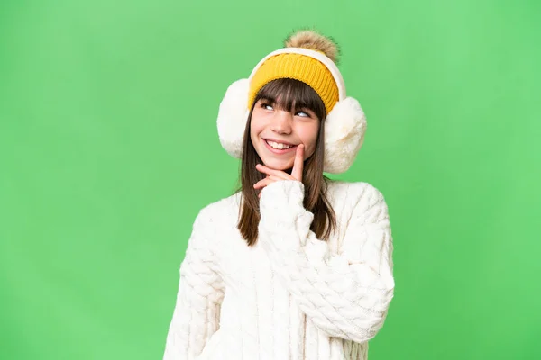 Μικρό Καυκάσιο Κορίτσι Που Φοράει Χειμωνιάτικες Μανσέτες Απομονωμένο Φόντο Σκεπτόμενο — Φωτογραφία Αρχείου