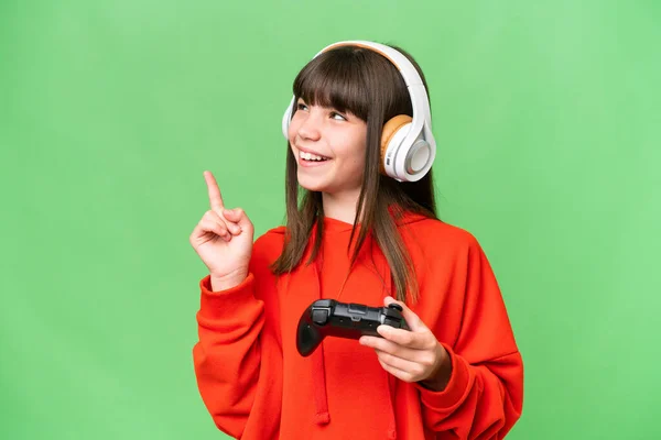 Kleines Kaukasisches Mädchen Das Mit Einem Videospielcontroller Über Isoliertem Hintergrund — Stockfoto