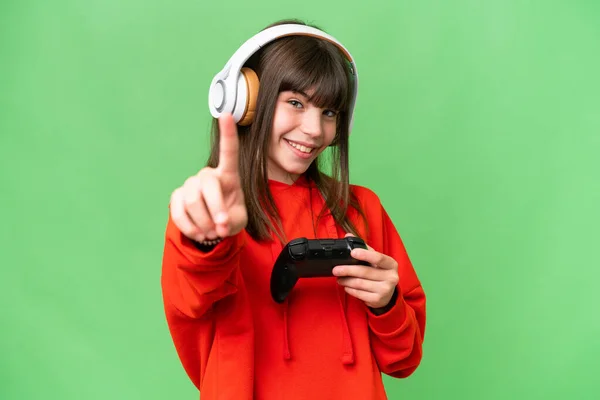 Menina Caucasiana Brincando Com Controlador Videogame Sobre Fundo Isolado Mostrando — Fotografia de Stock