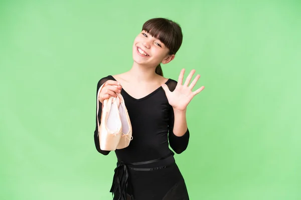 Menina Caucasiana Praticando Balé Sobre Fundo Isolado Contando Cinco Com — Fotografia de Stock