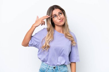 Genç Uruguaylı kadın, beyaz arka planda intihar jesti yapmada sorun yaşıyor.