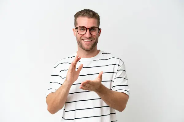 Νεαρός Όμορφος Καυκάσιος Άνδρας Απομονωμένος Λευκό Φόντο Χειροκροτώντας Μετά Την — Φωτογραφία Αρχείου