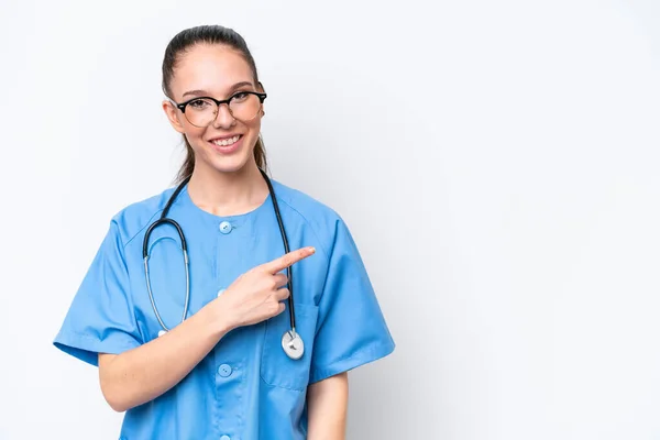 Junge Kaukasische Chirurgin Ärztin Isoliert Auf Weißem Hintergrund Zeigt Auf — Stockfoto