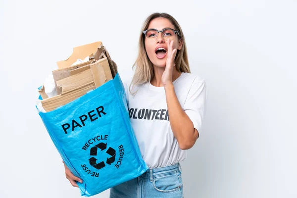 若いですかなりウルグアイの女性を保持リサイクルバッグフルの紙にリサイクルするために隔離された白いクロマ背景叫びとともに口を大きく開いて — ストック写真