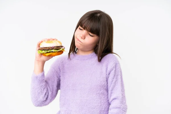 Kleines Kaukasisches Mädchen Hält Einen Burger Mit Traurigem Gesichtsausdruck Über — Stockfoto
