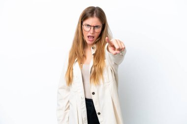Beyaz arka planda izole edilmiş genç sarışın kadın hayal kırıklığına uğramış ve ön tarafı işaret ediyor.