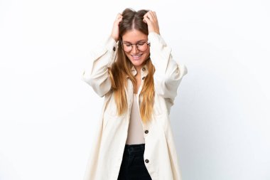 Genç sarışın kadın beyaz arka planda yalnız gülüyor.