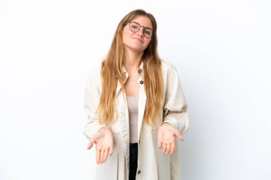 Beyaz arka planda izole edilmiş genç sarışın kadın şüpheleri var.