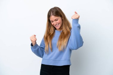 Beyaz arka planda izole edilmiş genç sarışın kadın zaferi kutluyor.