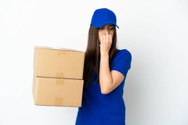 Beyaz arka planda izole edilmiş beyaz kadın teslimatı. Şüpheleri var.