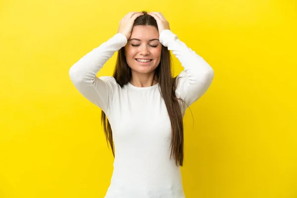 Νεαρή Καυκάσια Γυναίκα Απομονωμένη Κίτρινο Φόντο Γελώντας — Φωτογραφία Αρχείου