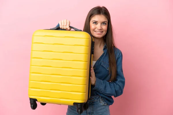 Junge Kaukasierin Isoliert Auf Rosa Hintergrund Urlaub Mit Reisekoffer — Stockfoto