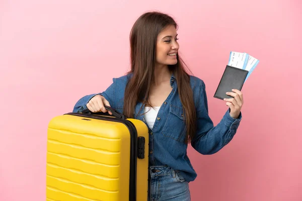 Jonge Blanke Vrouw Geïsoleerd Roze Achtergrond Vakantie Met Koffer Paspoort — Stockfoto