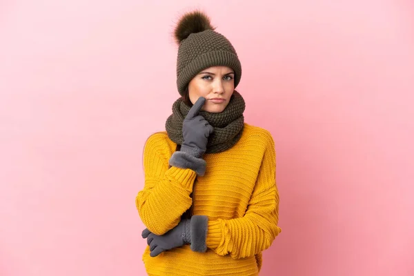 Ung Kaukasisk Flicka Med Vinter Hatt Isolerad Rosa Bakgrund Med — Stockfoto