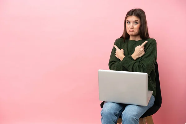 Jonge Kaukasische Vrouw Zitten Een Stoel Met Haar Laptop Geïsoleerd — Stockfoto